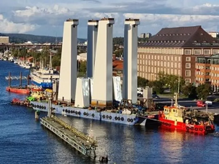 Svensk Sjöentreprenad har fraktat och levererat Hisingsbron