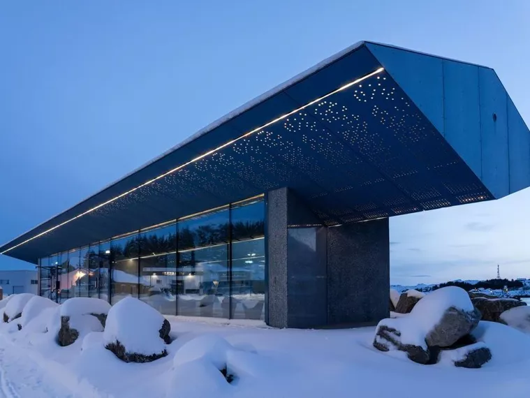 Swisspearls fibercement formar arkitektoniskt blickfång i Lofoten