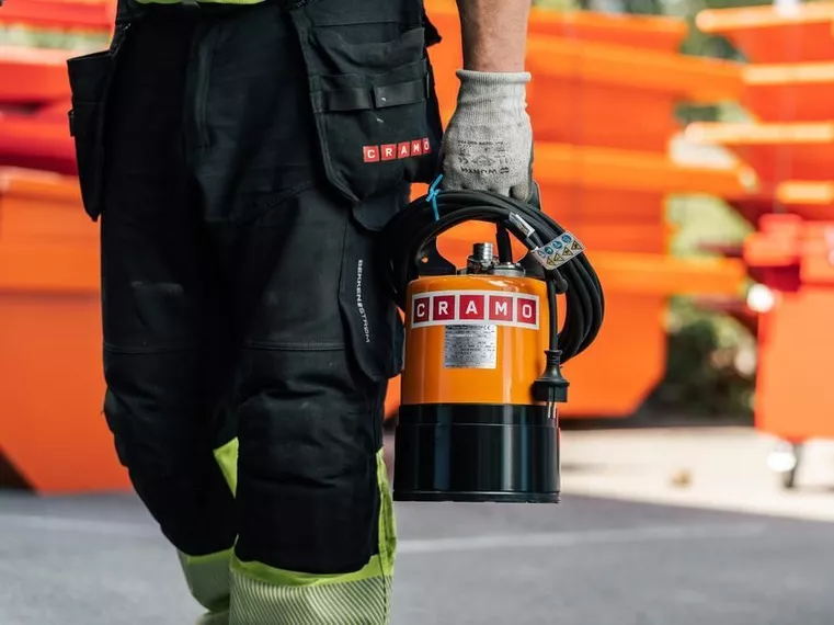 En pump för att pumpa bort vatten från oönskade ansamlingar