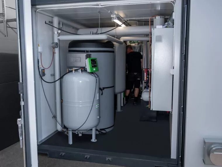 Mobil panncentral i container säkrar värme och vatten