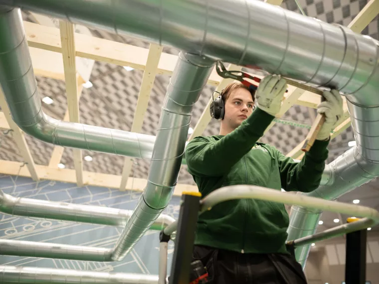 Unga ventilationsmontörer gör upp om finalplatser i Yrkes-SM 2026